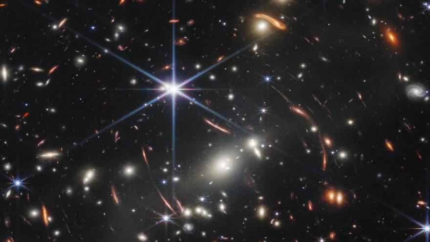Este es el retrato inédito de la luz fantasmal de cúmulos de galaxias