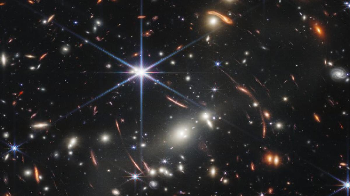Imagen del &quot;Primer Campo Profundo&quot; del telescopio James Webb que ha permitido estudiar la luz intracumular del cúmulo SMACS-J0723.3-7327.