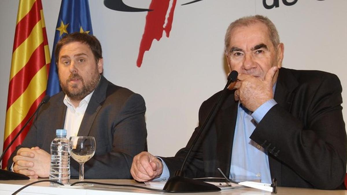 El líder de ERC, Oriol Junqueras, y el de Nova Esquerra Catalana, Ernest Maragall, este martes, 4 de marzo, en rueda de prensa, en el Col·legi de Periodistes. EFE / TONI GARRIGA