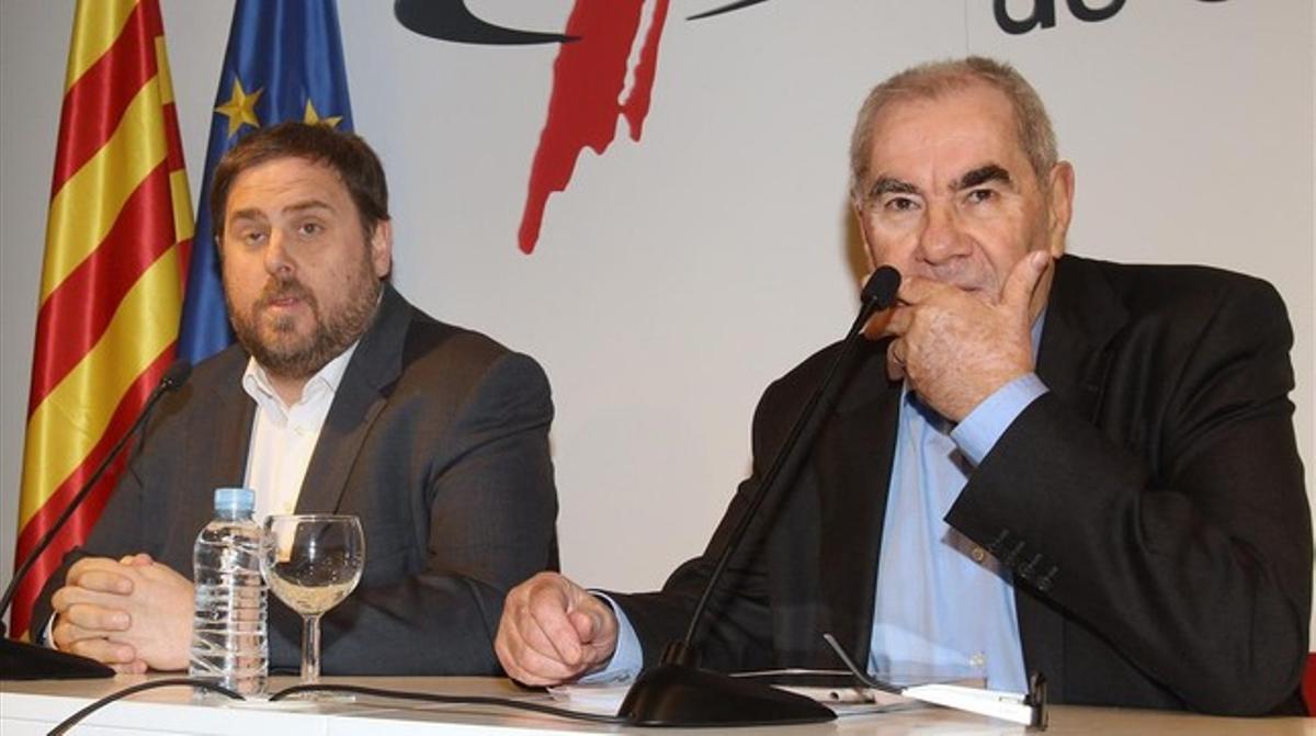 El líder d’ERC, Oriol Junqueras, i el de Nova Esquerra Catalana, Ernest Maragall, aquest dimarts, 4 de març, en roda de premsa, al Col·legi de Periodistes.