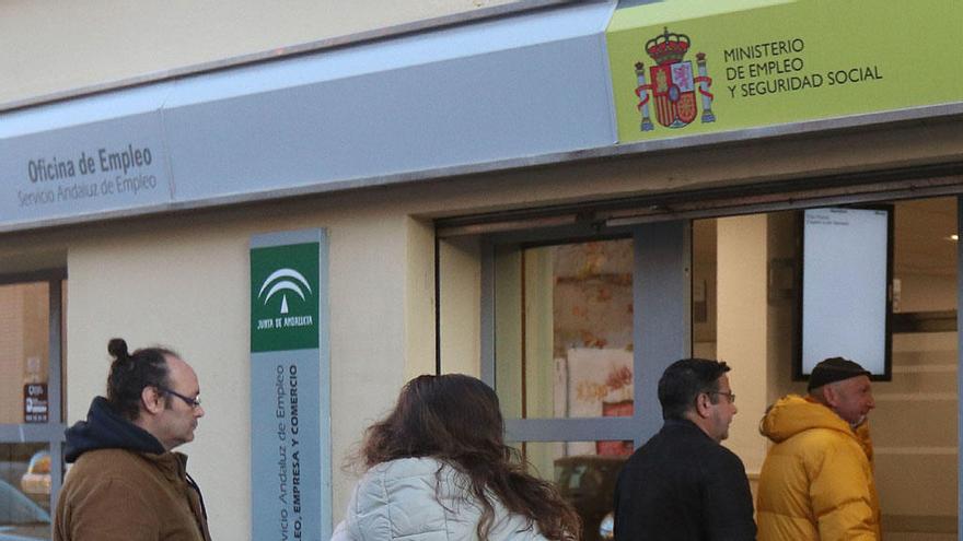 Demandantes de empleo entrando en una oficina de Málaga.