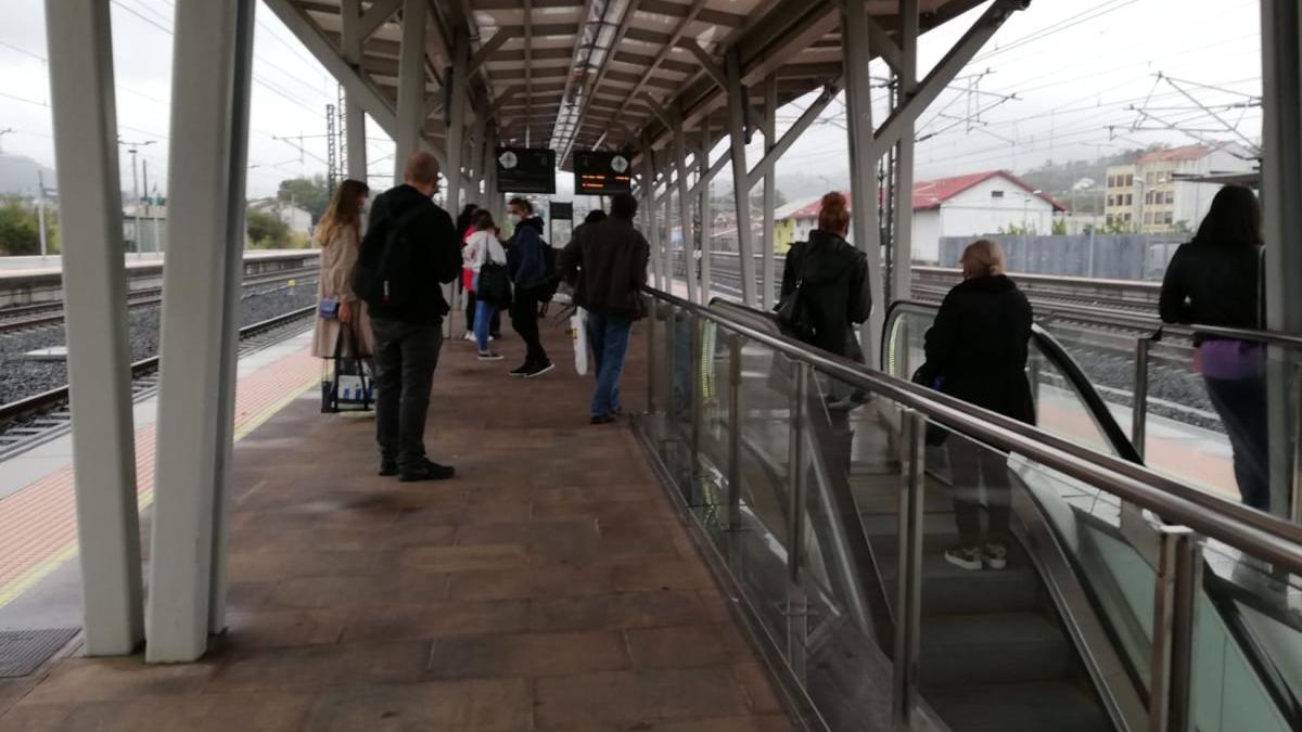 Viajeros en el andén de la estación pontevedresa, esta mañana. // G. Santos