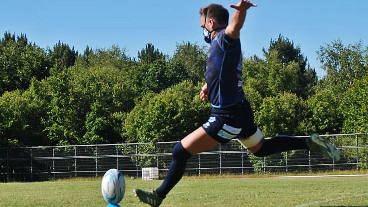 El lalinense Álex Pérez patea durante un partido del Kaleido Universidade de Vigo Rugby Club. |