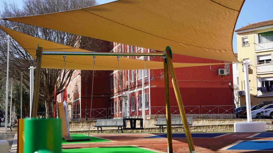 Xàtiva instala dos cubiertas para dotar de sombra el parque de la avenida de la Ribera