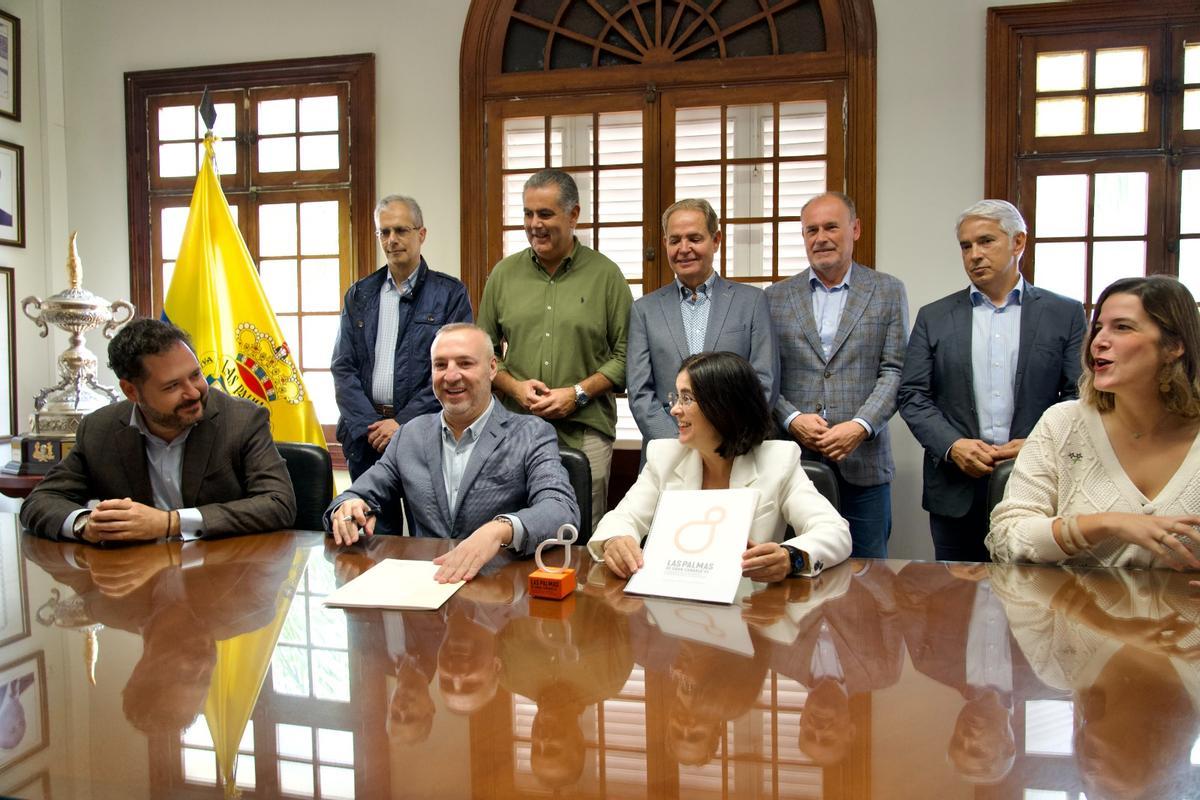 Firma del manifiesto de apoyo de la UD Las Palmas a la candidatura de Las Palmas de Gran Canaria a Capital Europea de la Cultura 2031.