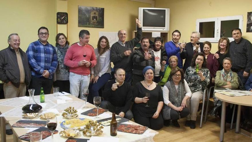 Vecinos y miembros de la Corporación municipal celebran el cambio de nombre de la prisión regional en el centro social de Villabona.