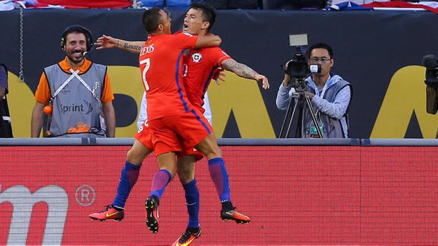 Charles Aranguiz y Alexis Sánchez celebran la victoria de Chile.