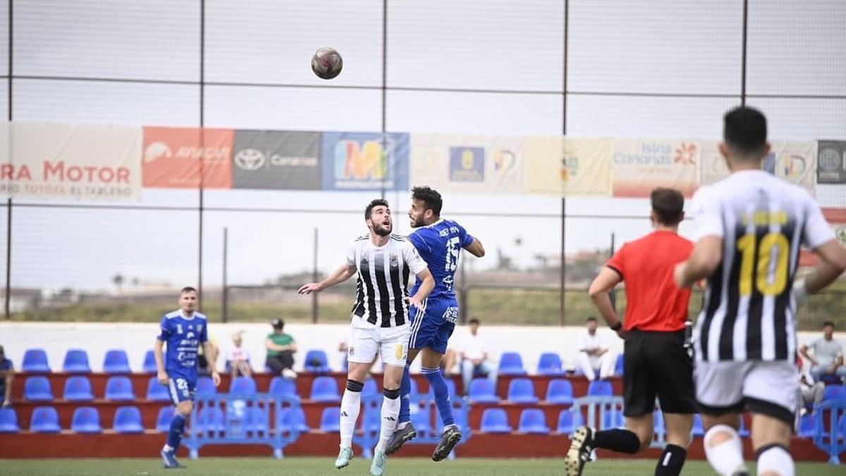 Víctor Ruiz (15) intenta ganar un balón aéreo ante un rival del Badajoz.