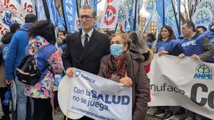 Dos asistentes a la concentración de funcionarios frente a la sede de Muface, en Madrid.
