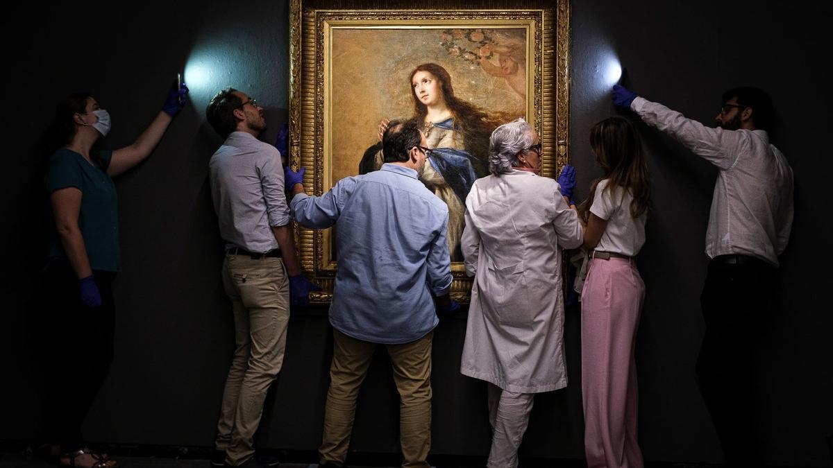 Preparación de la exposición ‘Acogiendo Patrimonio’, en la Casa de Colón.