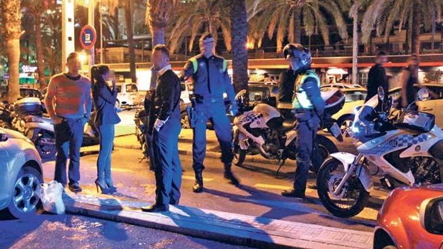 Una patrulla de la Policía Local, durante un control contra el botellón en el Paseo Marítimo.