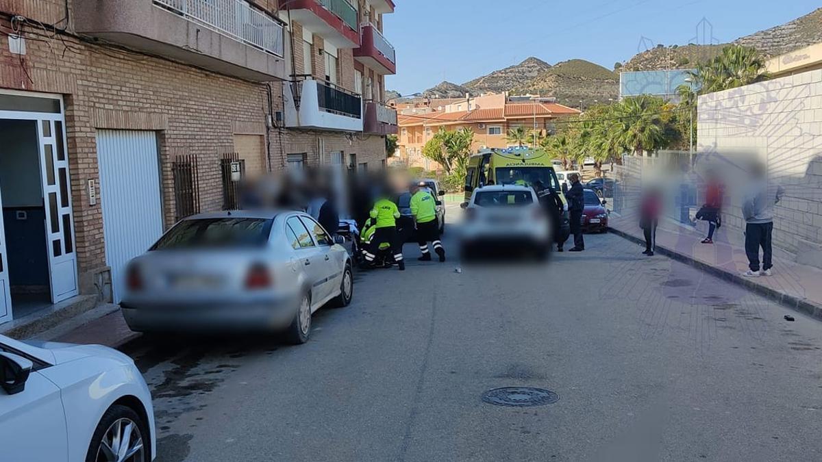 Sanitarios y policías, en el lugar del accidente.