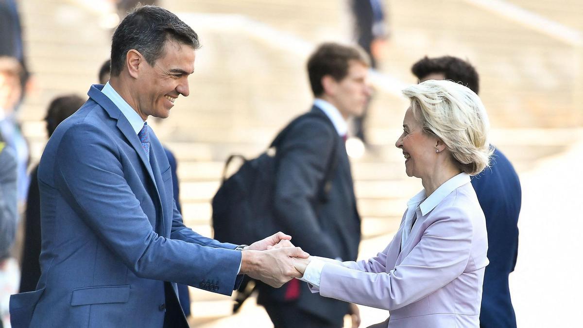 Pedro Sánchez (izquierda), da la bienvenida a la presidenta de la Comisión Europea, Ursula von der Leyen, cuando llega a la reunión anual del Cercle d&#039;Economia 2022