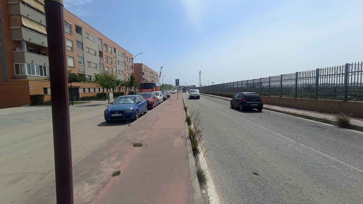 La calle Ucrania, a la izquierda, con sólo un paso de cebra a la mitad. A la derecha, la carretera MA-401, sin pasos de cebra ni semáforos.