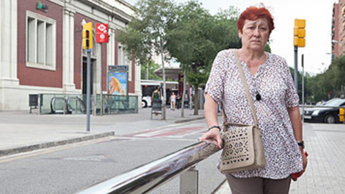 Ana María de la Torre, delante de la estación de metro de Fabra i Puig, el pasado viernes. JAVIER CARBAJAL