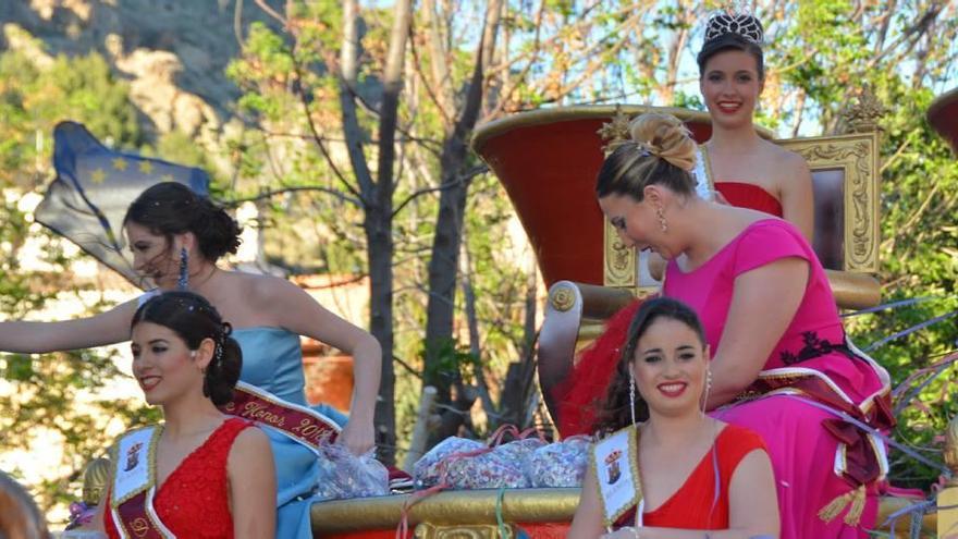 Las Reinas y Damas de Honor participaron en el desfile de carrozas blanqueño.