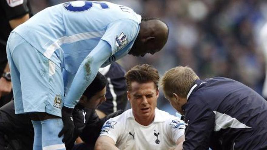 El jugdador del Tottenham, Scott Parker (C) tras el pisotón recibido por el jugador del Manchester, Mario Balotelli.