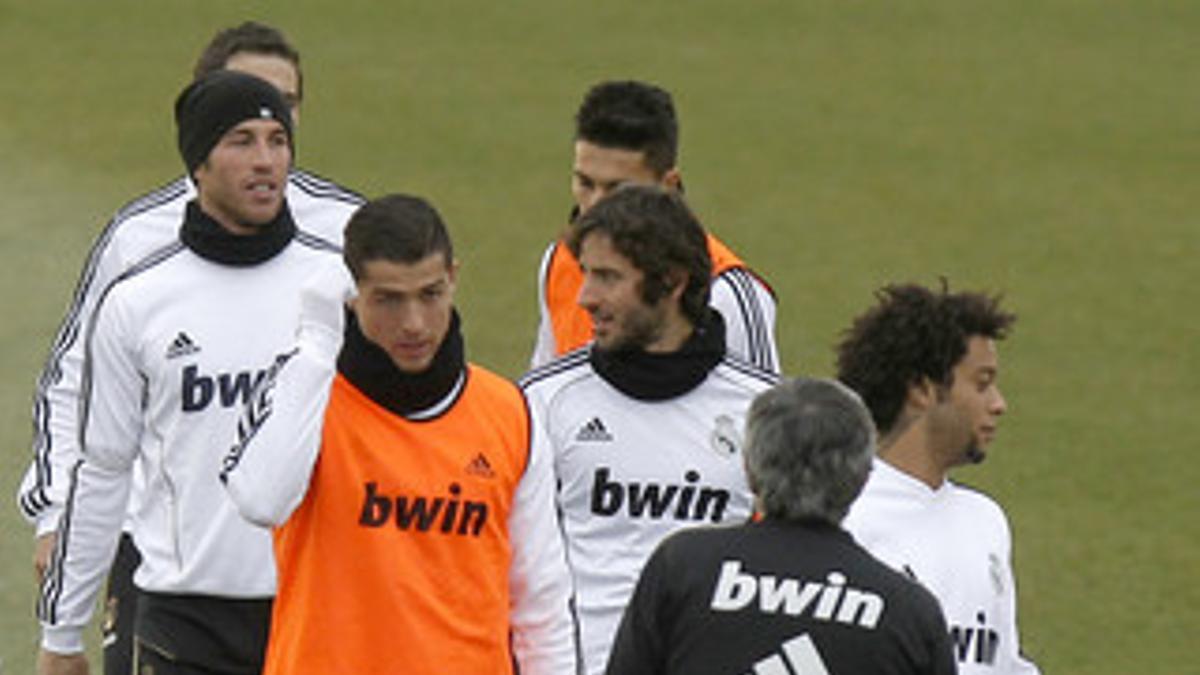 Sergio Ramos, Cristiano Ronaldo, Granero, Marcelo y otros jugadores, ante Mourinho en un reciente entrenamiento del Madrid.
