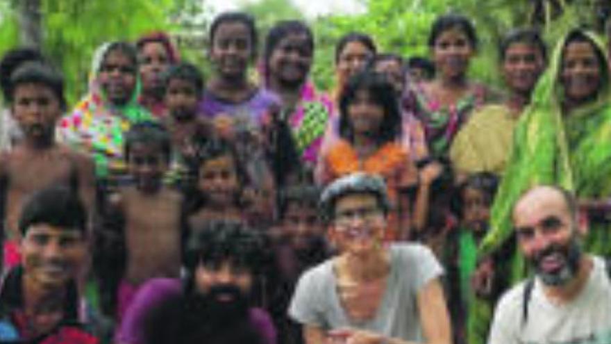 David Baute (abajo, a la derecha) junto a parte de la población de la isla de Ghoramara, en el sur de la India.