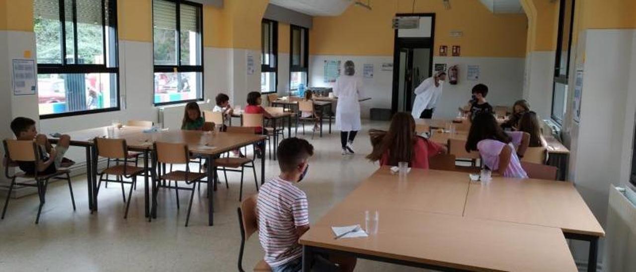 Imagen de archivo del comedor del colegio de A Rúa, uno de los que lleva el Concello de Cangas. | // G. NÚÑEZ