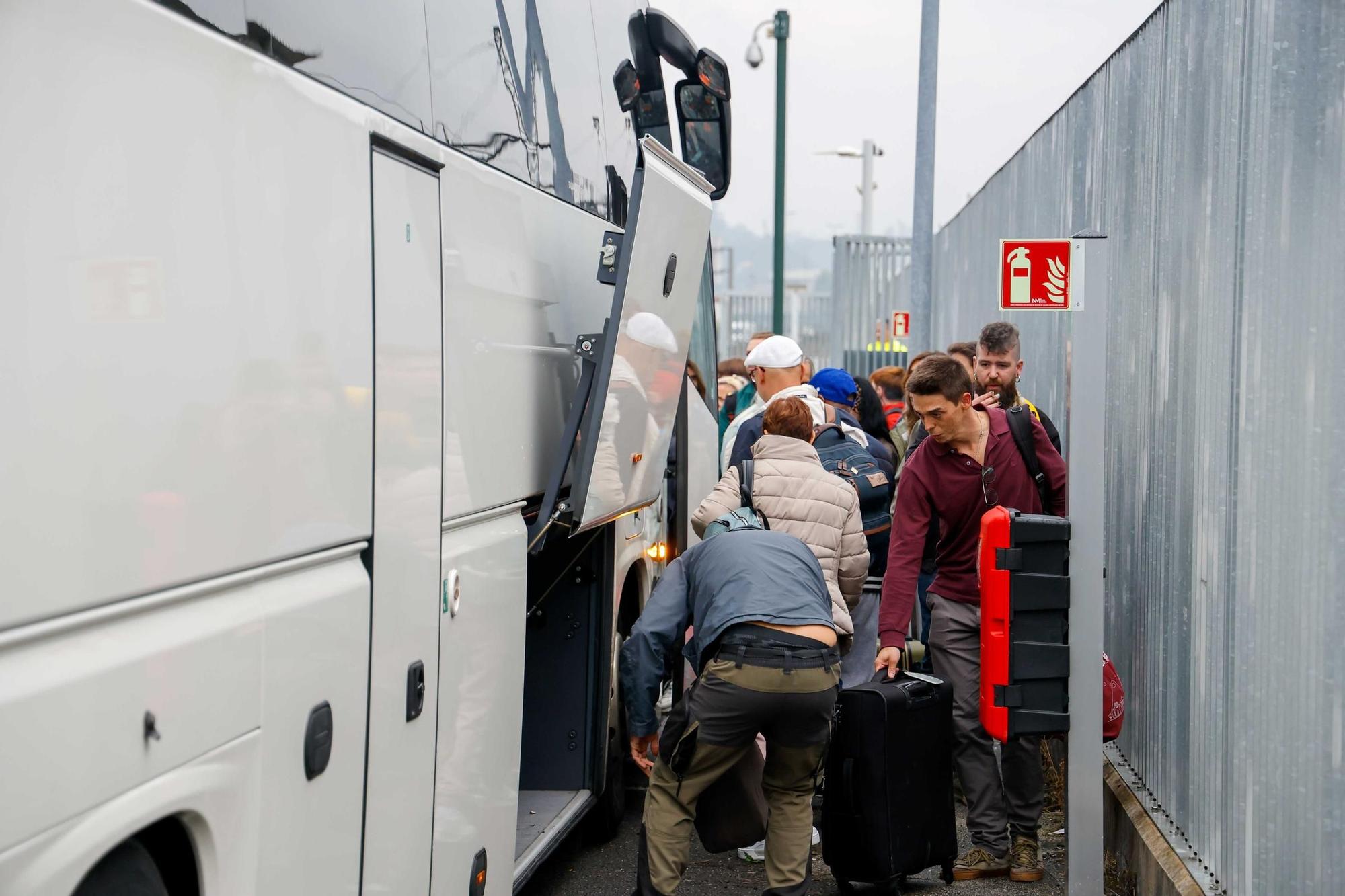 Renfe lo consigue: trasbordo ordenado del tren al bus y sin protestas en Santiago