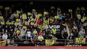 La afición del Valencia volverá a manifestarse contra Peter Lim en el partido ante el FC Barcelona
