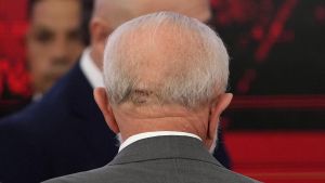 Lula, de espaldas, con la herida que se hizo en la cabeza en pasado mes de octubre.