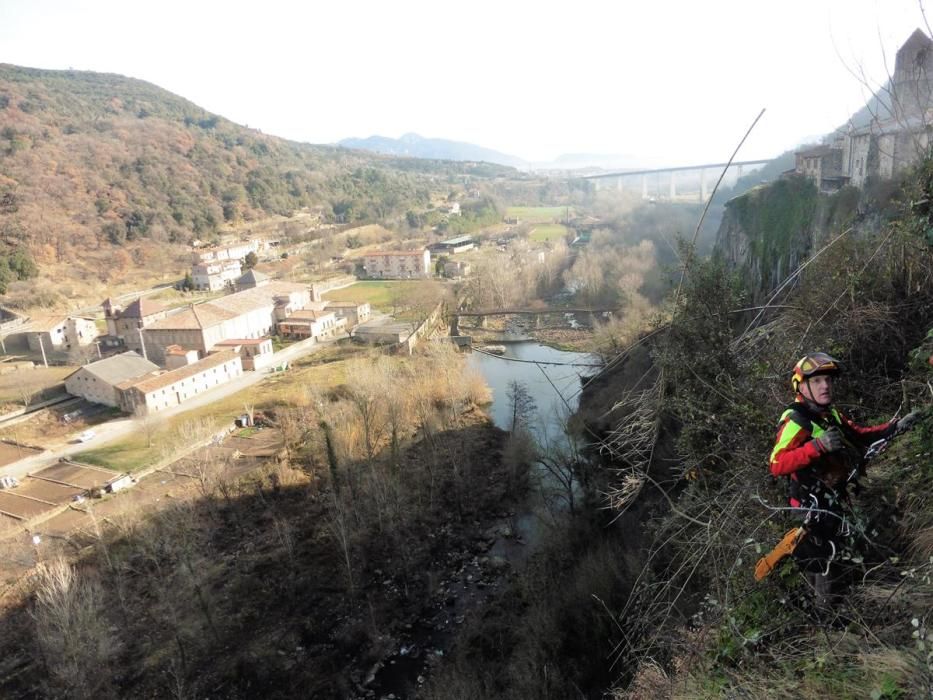 Treballs de neteja de la cinglera de Castellfollit de la Roca