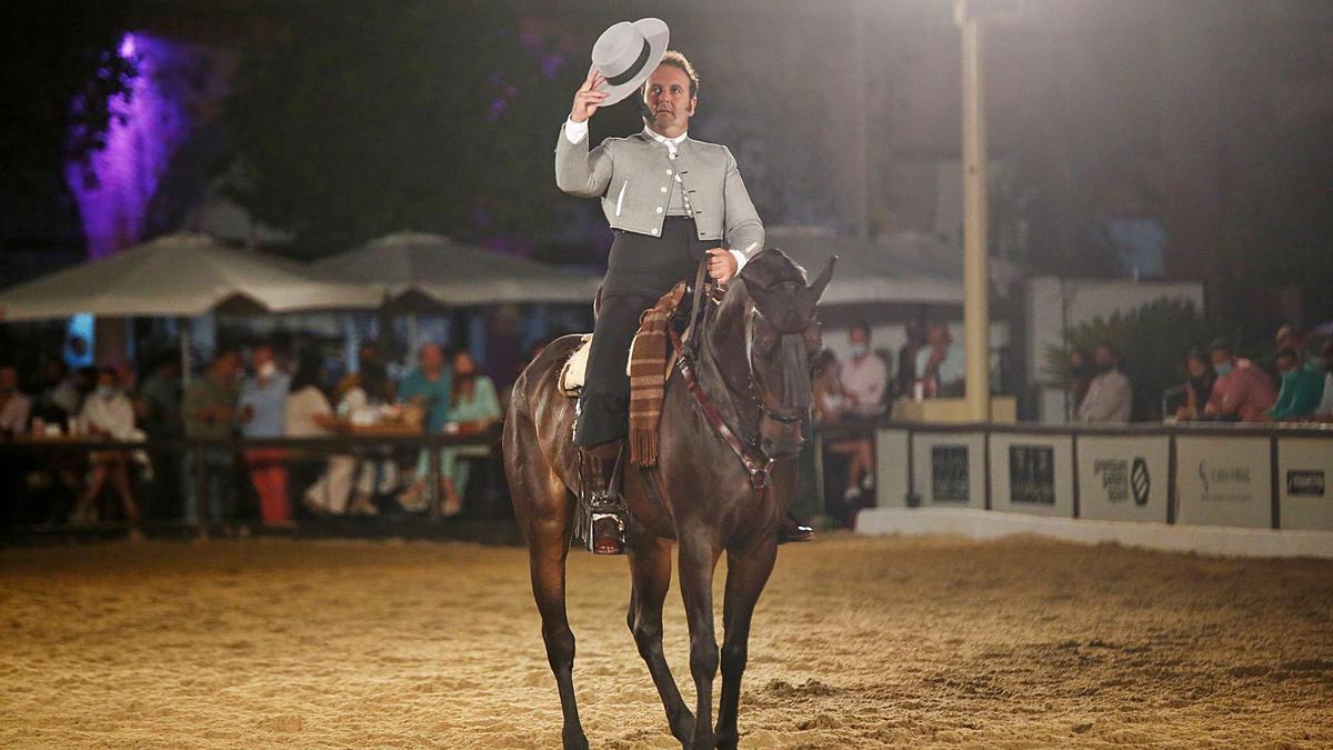 Rafael Arcos saluda tras una de sus salidas al cuadrilongo en Caballerizas. 