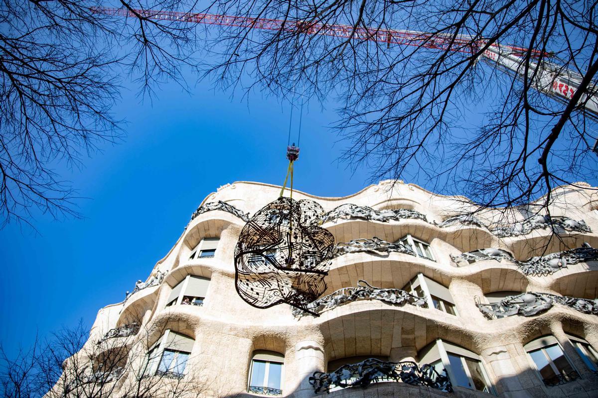 Una escultura de Jaume Plensa corona La Pedrera