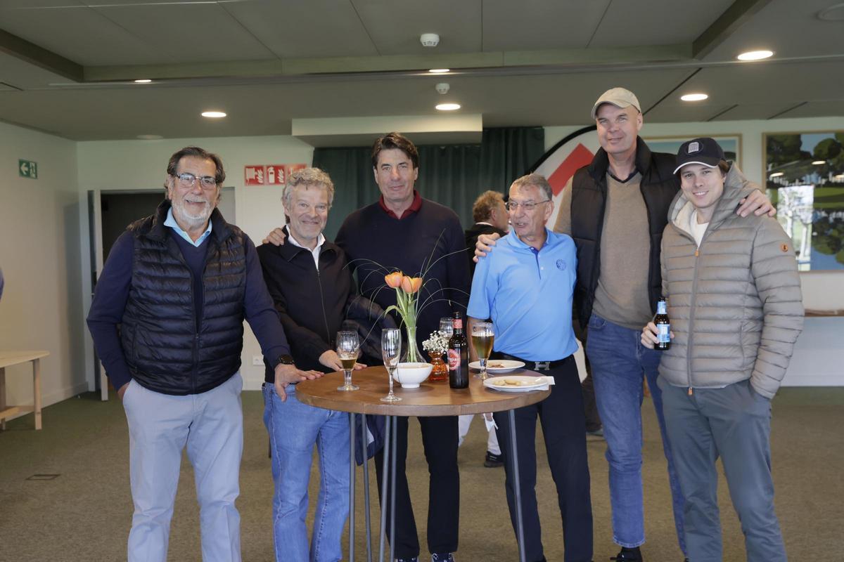 El director de SPORT, Joan Vehils, posa con algunos de los VIPS como Jordi Villacampa, Manolo Flores y Ferran Martínez