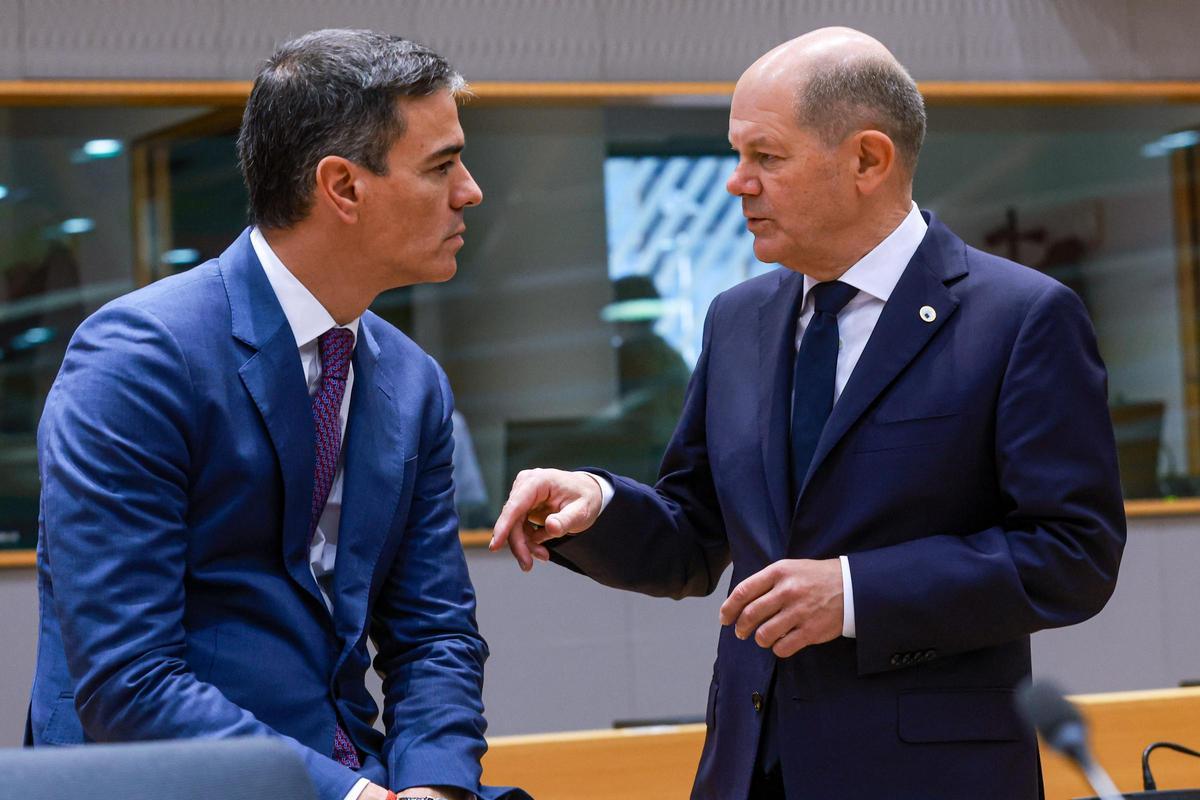 Pedro Sánchez, junto a Olaf Scholz, durante el Consejo Europeo.