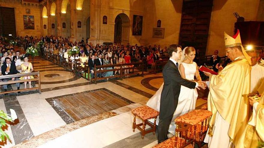La basílica prácticamente se llenó de invitados que acompañaron a la pareja en esos momentos