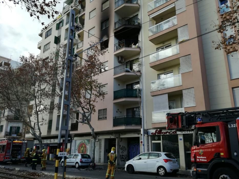 Desalojan un edificio de la calle Eusebio Estada por un incendio en un piso
