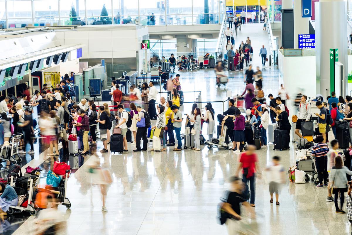 Mostradores de facturación en un aeropuerto.