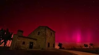 Una mágica aurora boreal cubre de púrpura el cielo de Extremadura