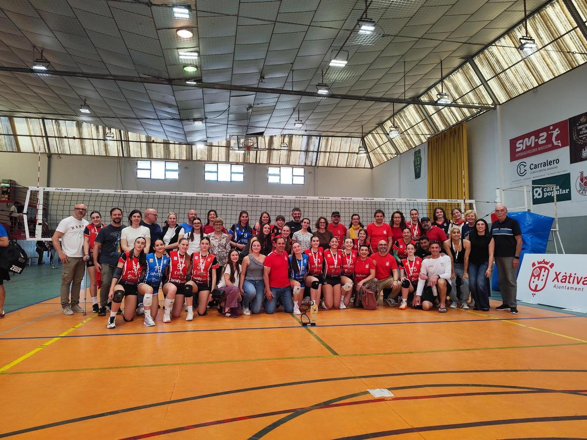 El Xàtiva Voleibol cadete femenino con el trofeo de campeonas autonómicas, en el pabellón setabense.
