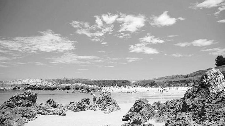 La playa de Toró, con algunos pináculos en primer término.