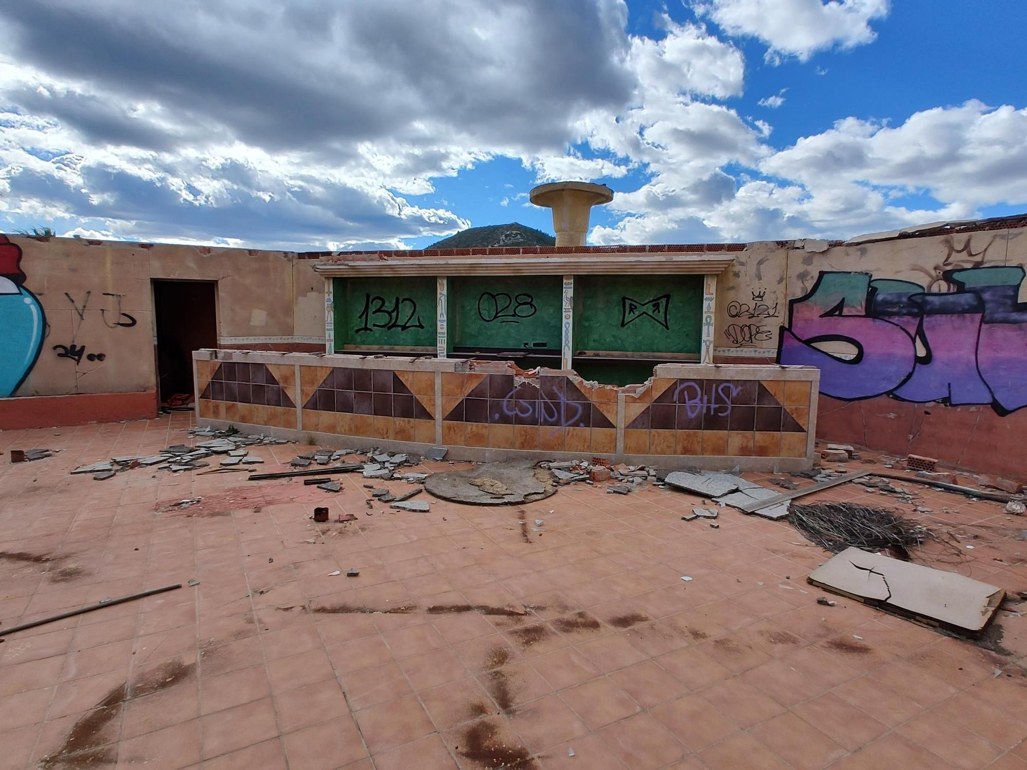 GALERÍA DE FOTOS | Abandonada, en ruinas y llena de grafitis: así está lo que queda de la discoteca Pirámide en pleno 2024