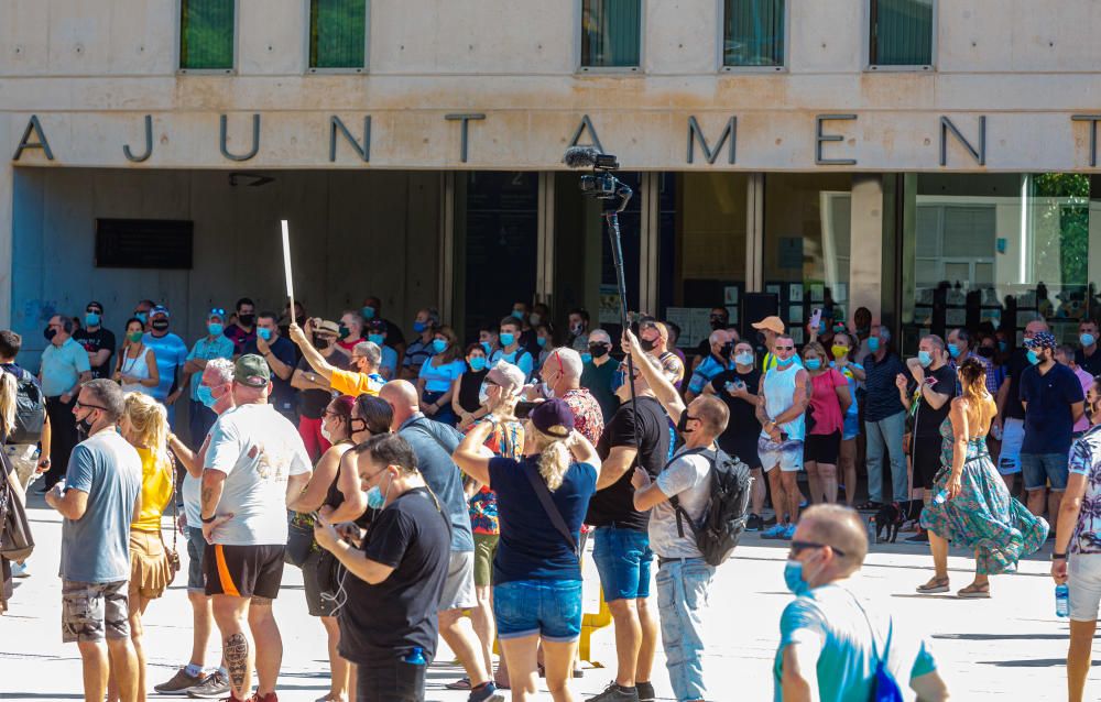 Más de 500 personas se manifiestan en Benidorm contra la decisión del cierre del ocio nocturno.