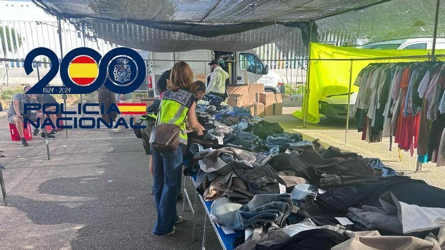 Detenidas seis personas por vender ropa presuntamente robada en el mercadillo de Parque Alcosa