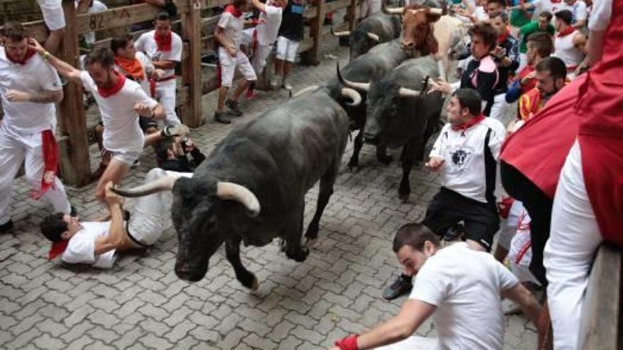 Peligroso encierro en una jornada multitudinaria en Pamplona