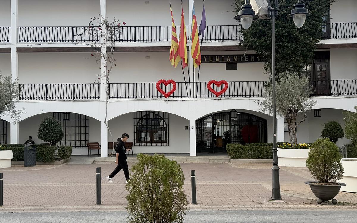 Ayuntamiento de Altea con corazones en la fachada