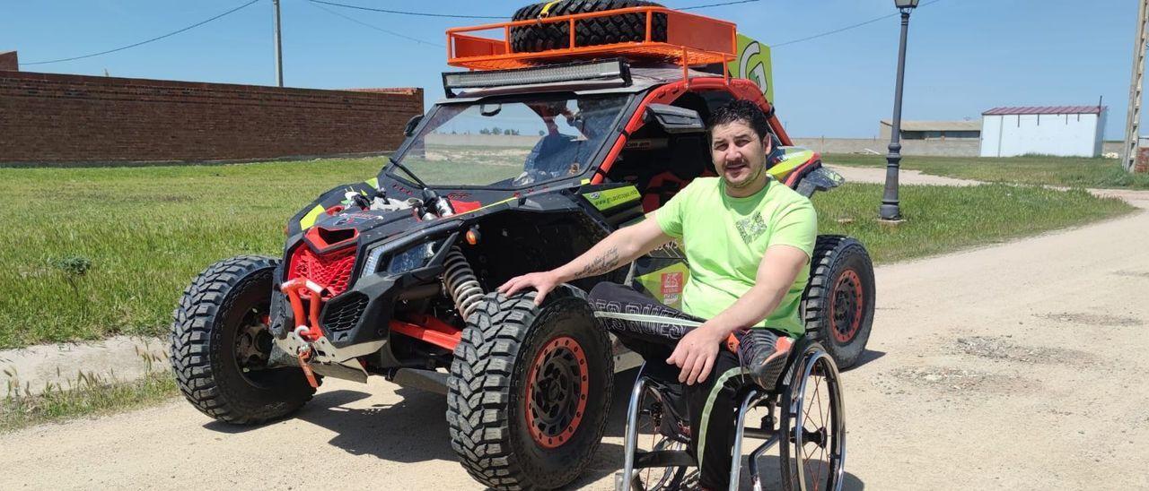 Rodrigo García junto al &#039;buggy&#039; que utilizará para ir desde Segovia a Vigo por caminos.