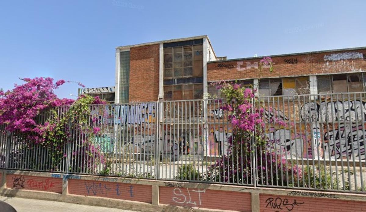 Desallotjada una nau de l’Hospitalet de Llobregat on vivien unes 70 persones, entre les quals hi havia menors Desallotjada una nau de l’Hospitalet de Llobregat on vivien unes 70 persones, entre les quals hi havia menors
