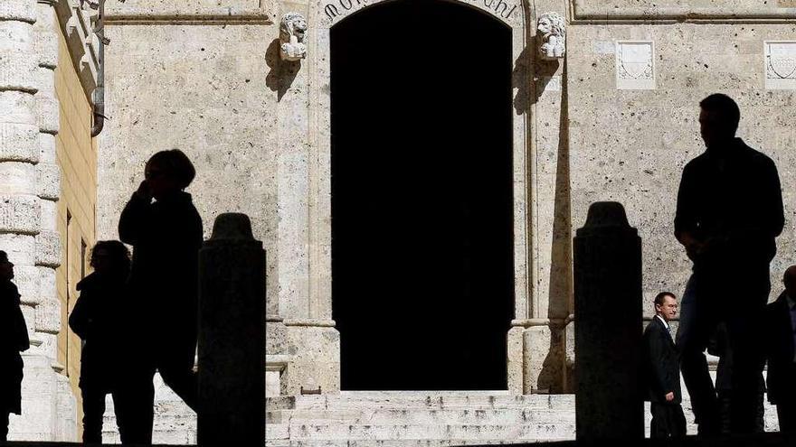 La entrada a la sede del banco Monte dei Paschi, en Siena.