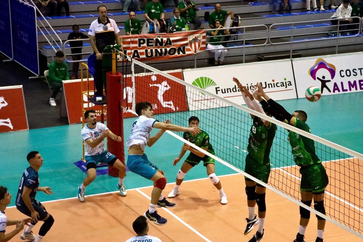El Volei Villena Petrer visitó al Unicaja Almería.