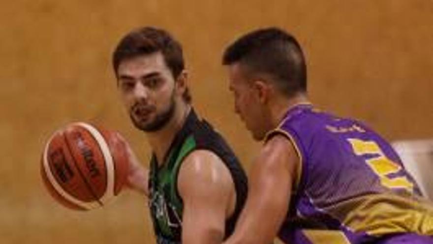 Albert Agustí, protegint la pilota en el partit d&#039;anada.