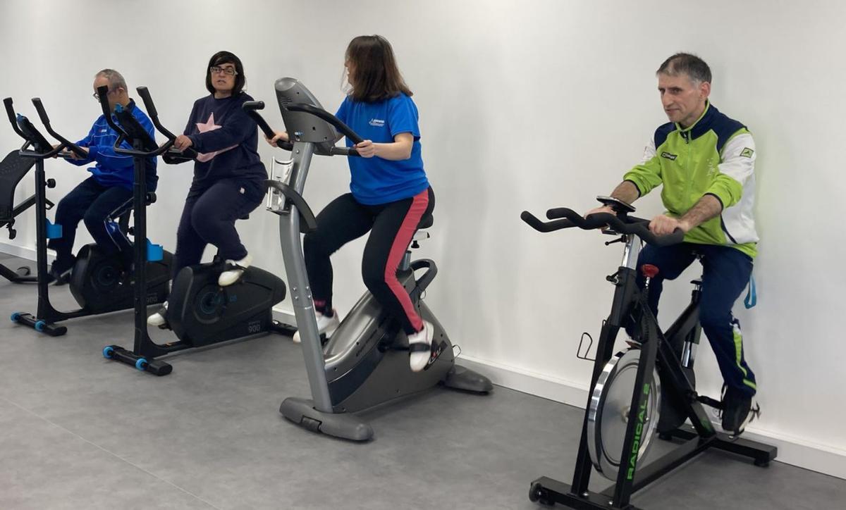 Usuarios del Centro Juan María de Nigrán estrenaron ayer el nuevo gimnasio.  // D.P.