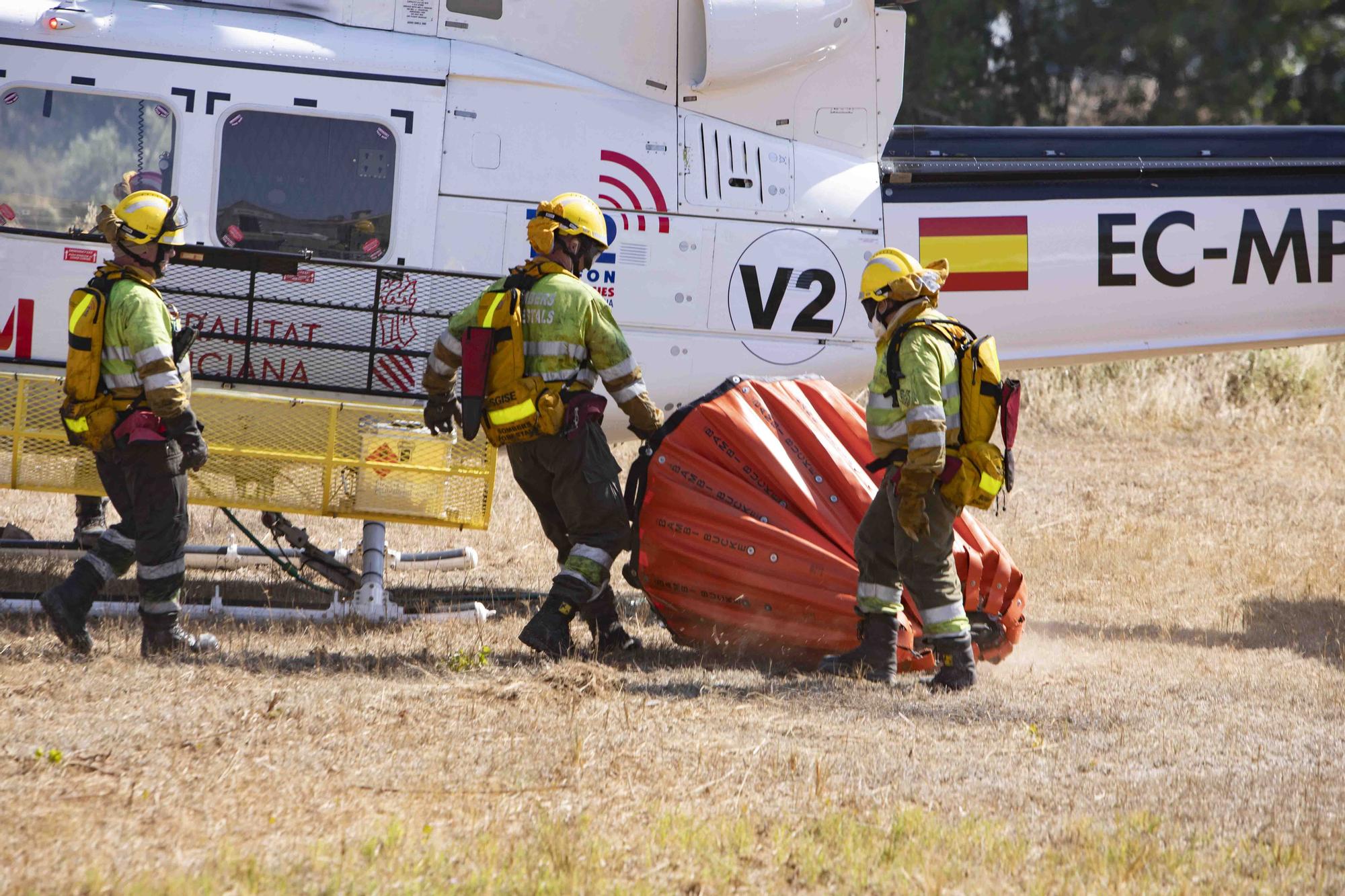 Los incendios de Ontinyent y L'Olleria movilizan una importancia dotación de bomberos y hasta 16 medios áreos